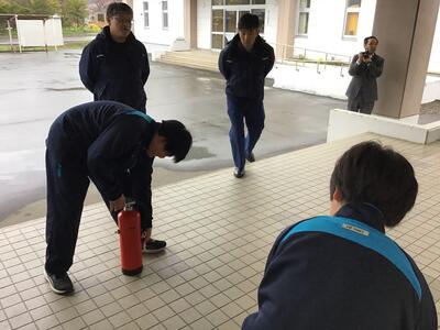 水消火器使用の様子